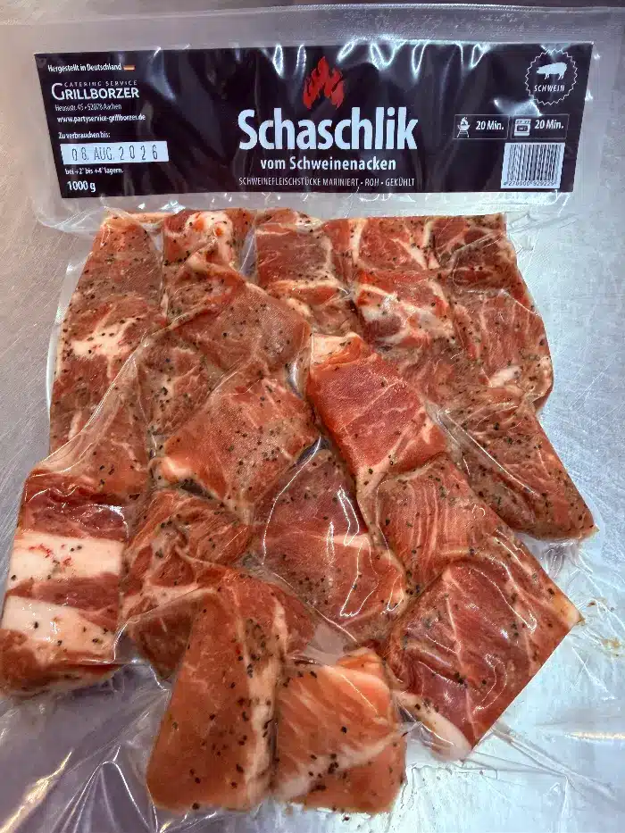 Schaschlik vakuumverpackt Schaschlik aus Schweinenacken frisch vakuumverpackt mit Etikett